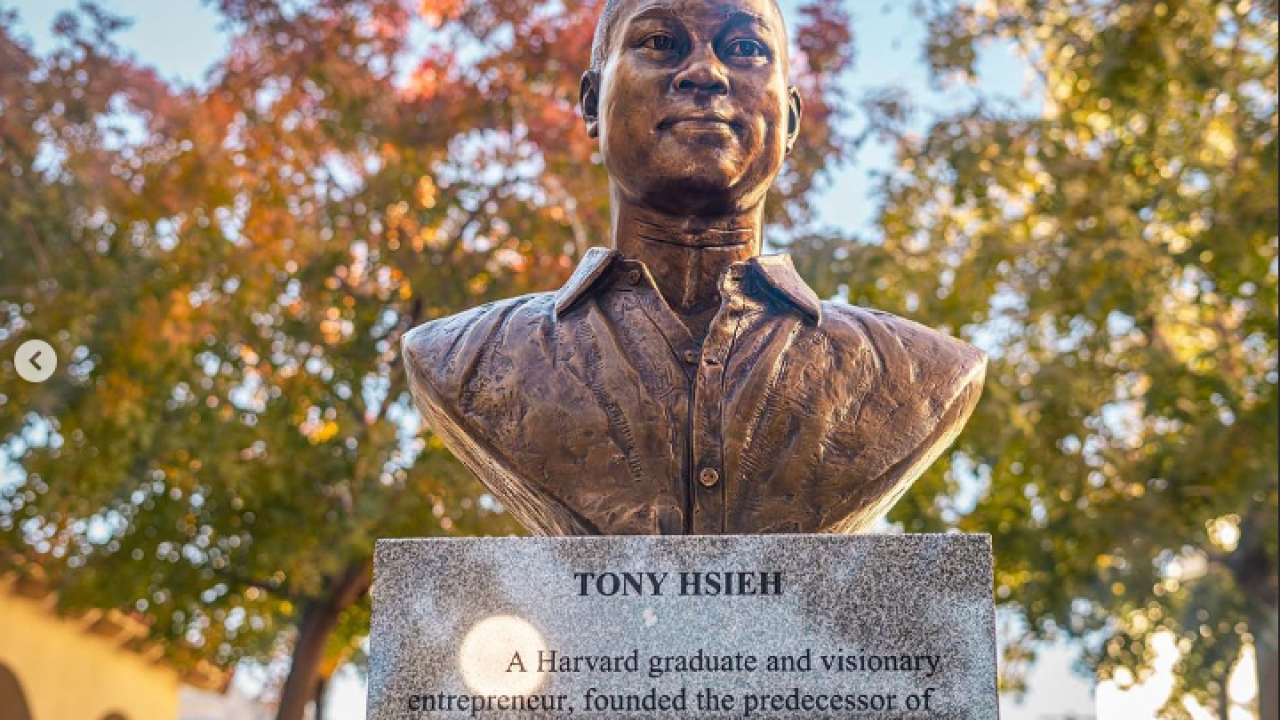 ❣️美品❣️Macgregor Tony Hsieh MEMORIAL 312 Downtown Las Vegas unveils new Tony Hseih mural, bust